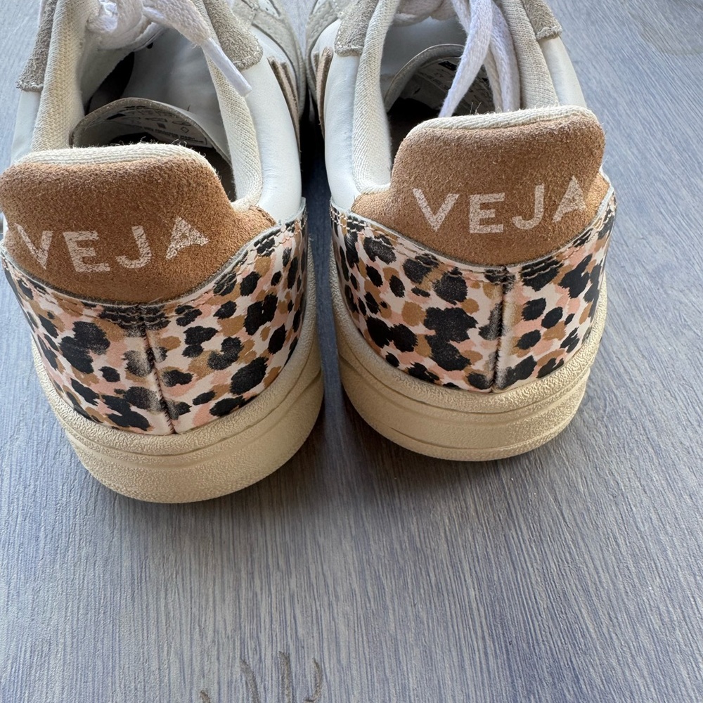 Veja White and Tan Sneakers Retro-Inspired Design - Picture 4 of 10